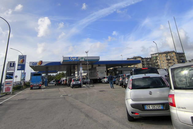 The strike is disrupting food supplies across the whole of southern Italy Long queues remain at petrol stations across Campania following the removal of road blockades linked to protests by lorry drivers and farmers over rising fuel prices. Despite the end of the blockades, fuel shortages persist and motorists continue to fill up their vehicles amid concerns that transport disruptions could resume. IMG_20261023_103042 Copyright: xAntonioxBalascox