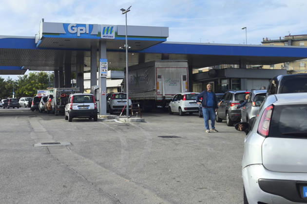 The strike is disrupting food supplies across the whole of southern Italy Long queues remain at petrol stations across Campania following the removal of road blockades linked to protests by lorry drivers and farmers over rising fuel prices. Despite the end of the blockades, fuel shortages persist and motorists continue to fill up their vehicles amid concerns that transport disruptions could resume. IMG_20261023_103046 Copyright: xAntonioxBalascox
