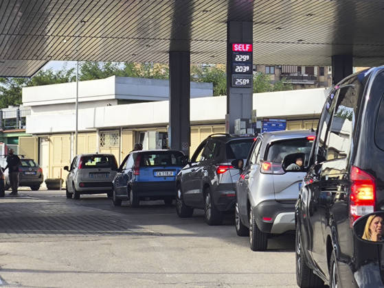 The strike is disrupting food supplies across the whole of southern Italy Long queues remain at petrol stations across Campania following the removal of road blockades linked to protests by lorry drivers and farmers over rising fuel prices. Despite the end of the blockades, fuel shortages persist and motorists continue to fill up their vehicles amid concerns that transport disruptions could resume. IMG_20261023_103336 Copyright: xAntonioxBalascox