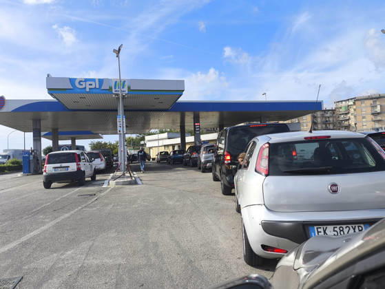 The strike is disrupting food supplies across the whole of southern Italy Long queues remain at petrol stations across Campania following the removal of road blockades linked to protests by lorry drivers and farmers over rising fuel prices. Despite the end of the blockades, fuel shortages persist and motorists continue to fill up their vehicles amid concerns that transport disruptions could resume. IMG_20261023_103339 Copyright: xAntonioxBalascox