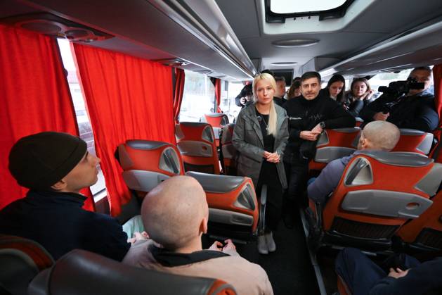 Belarus Russia Ukraine Military Operation POWs Exchange 9271124 23.10.2026 Russian Human Rights Commissioner Yana Lantratova and Ukrainian Human Rights Commissioner Dmytro Lubinets are seen in a bus with Ukrainian prisoners-of-war during an exchange between Russia and Ukraine at the Novaya Guta checkpoint in Gomel Region, Belarus. Russia and Ukraine on October 23 complete a swap of 270 prisoners of war each. A humanitarian action to reunite Russian and Ukrainian families also takes place, a total of seven people return to Russia, including a married couple, and six families travel to Ukraine. Yuri Kochetkov Sputnik Gomel region Belarus  Copyright: xYurixKochetkovx