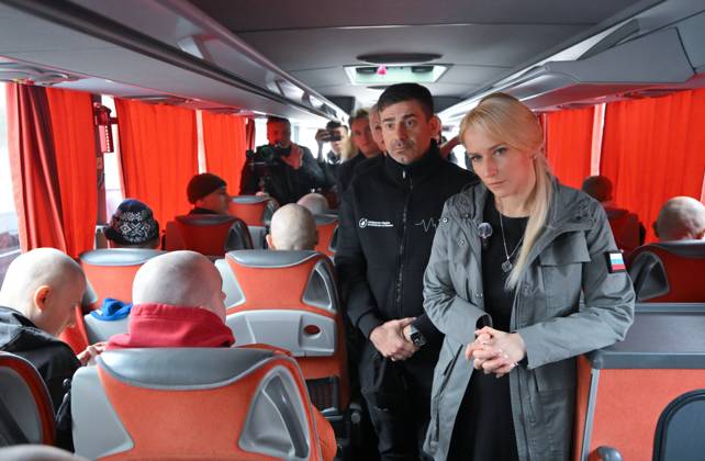 Belarus Russia Ukraine Military Operation POWs Exchange 9271126 23.10.2026 Russian Human Rights Commissioner Yana Lantratova and Ukrainian Human Rights Commissioner Dmytro Lubinets are seen in a bus with Ukrainian prisoners-of-war during an exchange between Russia and Ukraine at the Novaya Guta checkpoint in Gomel Region, Belarus. Russia and Ukraine on October 23 complete a swap of 270 prisoners of war each. A humanitarian action to reunite Russian and Ukrainian families also takes place, a total of seven people return to Russia, including a married couple, and six families travel to Ukraine. Yuri Kochetkov Sputnik Gomel region Belarus  Copyright: xYurixKochetkovx