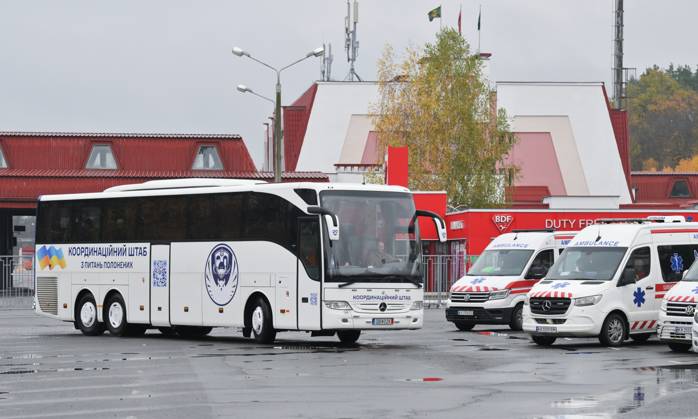 Belarus Russia Ukraine Military Operation POWs Exchange 9271127 23.10.2026 Emergency cars are seen during a prisoner-of-war exchange between Russia and Ukraine at the Novaya Guta checkpoint in Gomel Region, Belarus. Russia and Ukraine on October 23 complete a swap of 270 prisoners of war each. A humanitarian action to reunite Russian and Ukrainian families also takes place, a total of seven people return to Russia, including a married couple, and six families travel to Ukraine. Yuri Kochetkov Sputnik Gomel region Belarus  Copyright: xYurixKochetkovx
