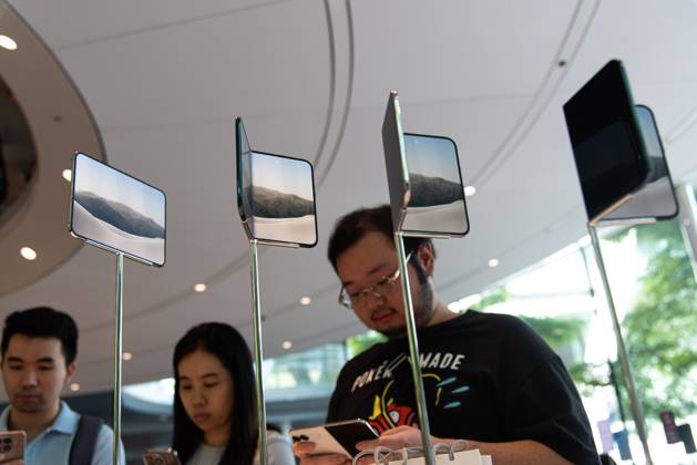 October 23, 2026, Bangkok, Thailand: Customers inspect the new iPhone Duo at an Apple Store..The iPhone Duo, Apple s first foldable phone, was officially launched for purchase at the Apple Store in Bangkok on October 23, 2026. Bangkok Thailand  - ZUMAs197 20261023_aaa_s197_008 Copyright: xPeeraponxBoonyakiatx
