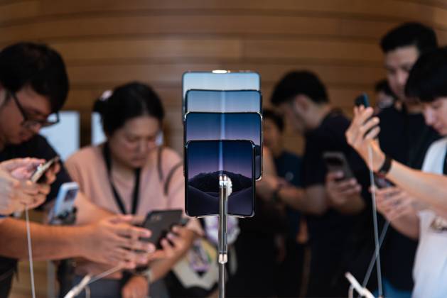 October 23, 2026, Bangkok, Thailand: Customers inspect the new iPhone Duo at an Apple Store..The iPhone Duo, Apple s first foldable phone, was officially launched for purchase at the Apple Store in Bangkok on October 23, 2026. Bangkok Thailand  - ZUMAs197 20261023_aaa_s197_010 Copyright: xPeeraponxBoonyakiatx
