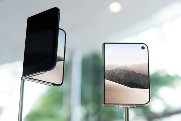 October 23, 2026, Bangkok, Thailand: The new iPhone Duo models displayed at an Apple Store..The iPhone Duo, Apple s first foldable phone, was officially launched for purchase at the Apple Store in Bangkok on October 23, 2026. Bangkok Thailand  - ZUMAs197 20261023_aaa_s197_011 Copyright: xPeeraponxBoonyakiatx
