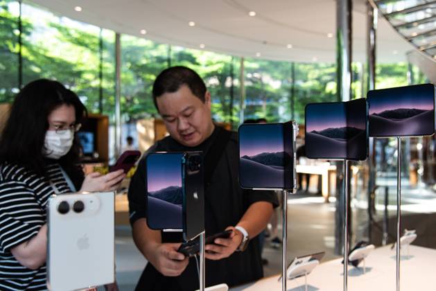 October 23, 2026, Bangkok, Thailand: Customers inspect the new iPhone Duo at an Apple Store..The iPhone Duo, Apple s first foldable phone, was officially launched for purchase at the Apple Store in Bangkok on October 23, 2026. Bangkok Thailand  - ZUMAs197 20261023_aaa_s197_014 Copyright: xPeeraponxBoonyakiatx
