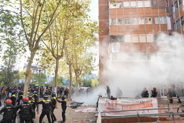 The Gasteiz Housing Union calls for a rally to protest the eviction of a family with six minor children. Ertzaintza officers intervene during a rally to try to prevent an eviction, on October 23, 2026, in Vitoria-Gasteiz, Álava, Basque Country, Spain. The Gasteiz Housing Union has organized a rally to try to prevent the eviction of a family with six minor children; the reason for the eviction is the expiration of the rental agreement for the home after years of residence, amid the housing crisis and without the family having been provided with alternative housing by the authorities. October 23, 2026, in Vitoria-Gasteiz, Álava, Basque Country, Spain  Copyright: xInakixBerasalucex 7863729
