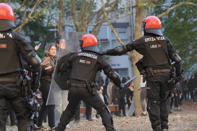 The Gasteiz Housing Union calls for a rally to protest the eviction of a family with six minor children. Ertzaintza officers intervene during a rally to try to prevent an eviction, on October 23, 2026, in Vitoria-Gasteiz, Álava, Basque Country, Spain. The Gasteiz Housing Union has organized a rally to try to prevent the eviction of a family with six minor children; the reason for the eviction is the expiration of the rental agreement for the home after years of residence, amid the housing crisis and without the family having been provided with alternative housing by the authorities. October 23, 2026, in Vitoria-Gasteiz, Álava, Basque Country, Spain  Copyright: xInakixBerasalucex 7863730