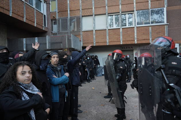 The Gasteiz Housing Union calls for a rally to protest the eviction of a family with six minor children. Ertzaintza officers intervene during a rally to try to prevent an eviction, on October 23, 2026, in Vitoria-Gasteiz, Álava, Basque Country, Spain. The Gasteiz Housing Union has organized a rally to try to prevent the eviction of a family with six minor children; the reason for the eviction is the expiration of the rental agreement for the home after years of residence, amid the housing crisis and without the family having been provided with alternative housing by the authorities. October 23, 2026, in Vitoria-Gasteiz, Álava, Basque Country, Spain  Copyright: xInakixBerasalucex 7863733