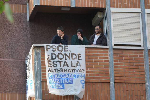 The Gasteiz Housing Union calls for a rally to protest the eviction of a family with six minor children. Ertzaintza officers intervene during a rally to try to prevent an eviction, on October 23, 2026, in Vitoria-Gasteiz, Álava, Basque Country, Spain. The Gasteiz Housing Union has organized a rally to try to prevent the eviction of a family with six minor children; the reason for the eviction is the expiration of the rental agreement for the home after years of residence, amid the housing crisis and without the family having been provided with alternative housing by the authorities. October 23, 2026, in Vitoria-Gasteiz, Álava, Basque Country, Spain  Copyright: xInakixBerasalucex 7863734
