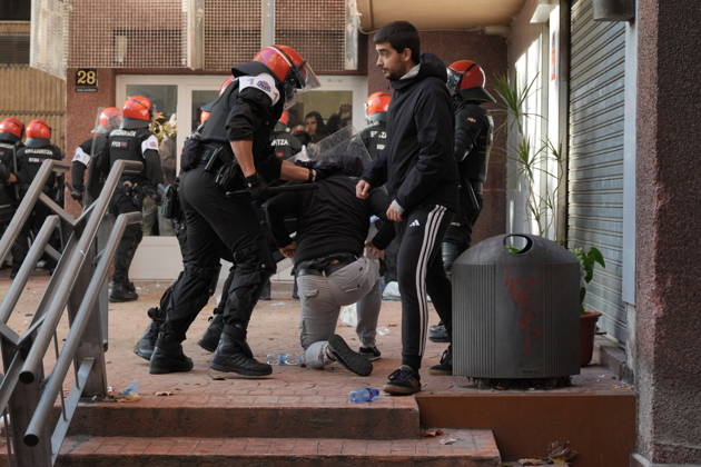 The Gasteiz Housing Union calls for a rally to protest the eviction of a family with six minor children. Ertzaintza officers intervene during a rally to try to prevent an eviction, on October 23, 2026, in Vitoria-Gasteiz, Álava, Basque Country, Spain. The Gasteiz Housing Union has organized a rally to try to prevent the eviction of a family with six minor children; the reason for the eviction is the expiration of the rental agreement for the home after years of residence, amid the housing crisis and without the family having been provided with alternative housing by the authorities. October 23, 2026, in Vitoria-Gasteiz, Álava, Basque Country, Spain  Copyright: xInakixBerasalucex 7863735