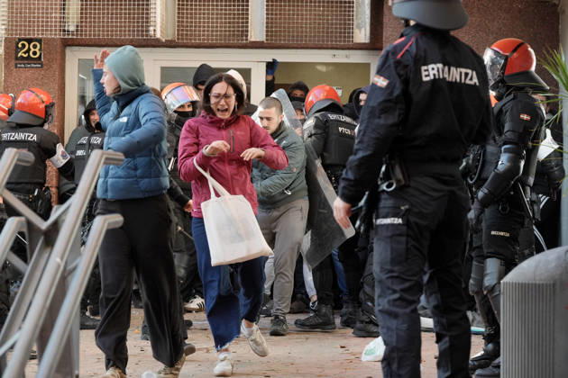 The Gasteiz Housing Union calls for a rally to protest the eviction of a family with six minor children. Ertzaintza officers intervene during a rally to try to prevent an eviction, on October 23, 2026, in Vitoria-Gasteiz, Álava, Basque Country, Spain. The Gasteiz Housing Union has organized a rally to try to prevent the eviction of a family with six minor children; the reason for the eviction is the expiration of the rental agreement for the home after years of residence, amid the housing crisis and without the family having been provided with alternative housing by the authorities. October 23, 2026, in Vitoria-Gasteiz, Álava, Basque Country, Spain  Copyright: xInakixBerasalucex 7863736