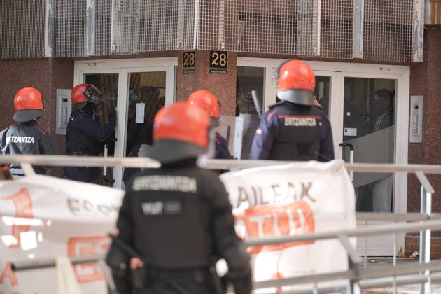The Gasteiz Housing Union calls for a rally to protest the eviction of a family with six minor children. Ertzaintza officers intervene during a rally to try to prevent an eviction on October 23, 2026, in Vitoria-Gasteiz, Álava, Basque Country, Spain. The Gasteiz Housing Union has organized a rally to try to prevent the eviction of a family with six minor children; the reason for the eviction is the expiration of the rental agreement for the home after years of residence, amid the housing crisis and without the family having been provided with alternative housing by the authorities. October 23, 2026, in Vitoria-Gasteiz, Álava, Basque Country, Spain  Copyright: xInakixBerasalucex 7863720