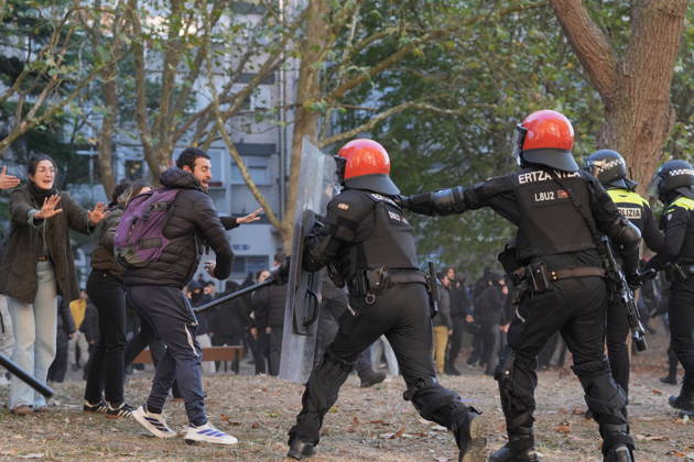The Gasteiz Housing Union calls for a rally to protest the eviction of a family with six minor children. Ertzaintza officers intervene during a rally to try to prevent an eviction on October 23, 2026, in Vitoria-Gasteiz, Álava, Basque Country, Spain. The Gasteiz Housing Union has organized a rally to try to prevent the eviction of a family with six minor children; the reason for the eviction is the expiration of the rental agreement for the home after years of residence, amid the housing crisis and without the family having been provided with alternative housing by the authorities. October 23, 2026, in Vitoria-Gasteiz, Álava, Basque Country, Spain  Copyright: xInakixBerasalucex 7863738