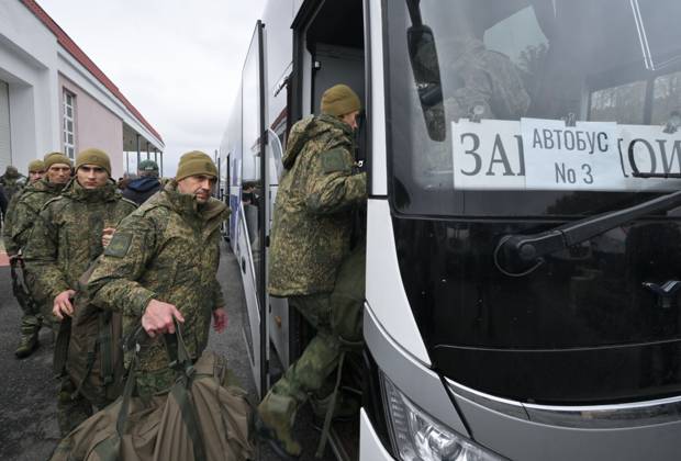 Belarus Russia Ukraine Military Operation POWs Exchange 9271169 23.10.2026 Russian prisoners of war, released from Ukrainian captivity amid Russia s military operation in Ukraine, board a bus during an exchange between Russia and Ukraine at the Novaya Guta checkpoint in Gomel Region, Belarus. Russia and Ukraine on October 23 complete a swap of 270 prisoners of war each. A humanitarian action to reunite Russian and Ukrainian families also takes place, a total of seven people return to Russia, including a married couple, and six families travel to Ukraine. Yuri Kochetkov Sputnik Gomel region Belarus  Copyright: xYurixKochetkovx