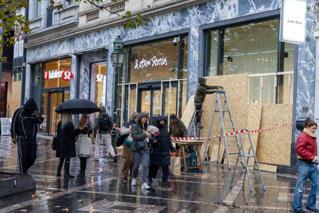 Storefronts boarded up with wooden panels, in Brussels, on Friday 23 October 2026. Stores are preparing for another protest scheduled for Saturday.  NICOLASxMAETERLINCK 190744515