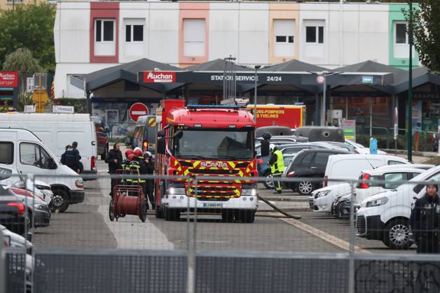 SHOOTER IN TRAPPES PHOTO: QR LE PARISIEN Le Parisien Arnaud Journois Plaisir October 23, 2026 Trappes, Yvelines, on October 23, 2026 Shooting in Trappes at the building where the suspect lives in Plaisir, 78 Photo: Le ParisArnaud Journois One person was killed and four others were seriously wounded when shots were fired from a vehicle in a Parisian suburb on October 23, 2026, in Plaisir, 78, France  Copyright: xPHOTOPQR LExPARISIEN MAXPPPxLexParisienx xArnaudxJournoisx 20261023LPA4052 20261023LPA4052