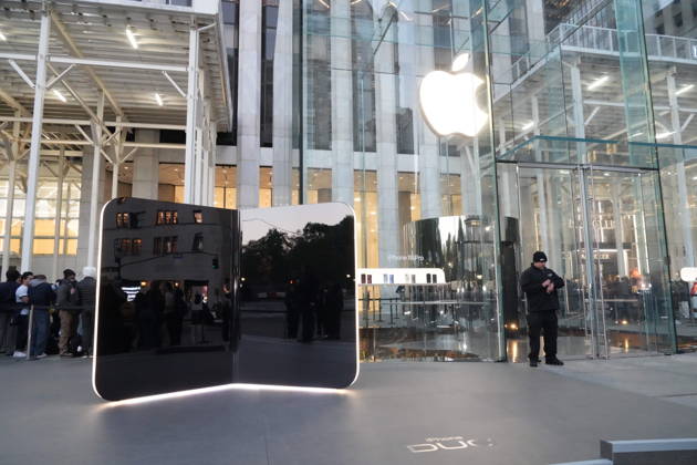 October 23, 2026, New York, Ny, USA: Apple IPhone Duo Launch,.The Apple Store Fifth Avenue, NYC.October 23, 2026 . New York USA - ZUMAms4_ 20261023_faf_ms4_001 Copyright: xSoniaxMoskowitzxGordonx