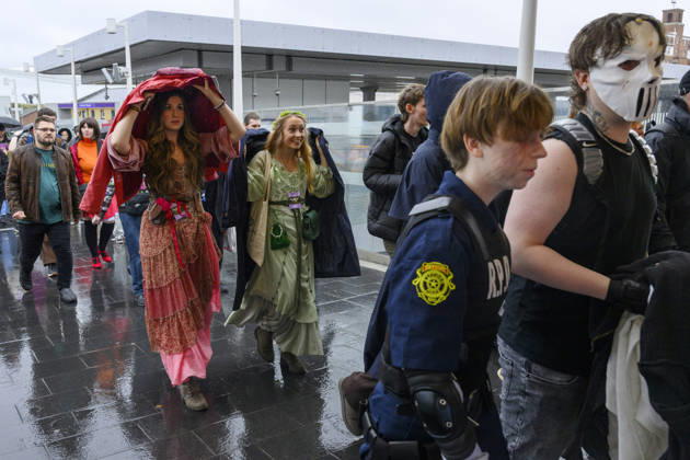 October 23, 2026, London, London, UK: London, UK. Visitors dressed as characters arrive at the London MCM Comic Con held at the Excel venue. The event is the UK s largest pop culture fan convention, celebrating comic books, movies, TV shows, anime, manga, video games, sci-fi, and fantasy. London UK  - ZUMAl94_ 20261023_zaf_l94_090 Copyright: xRayxTangx
