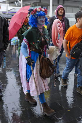 October 23, 2026, London, London, UK: London, UK. Visitors dressed as characters arrive at the London MCM Comic Con held at the Excel venue. The event is the UK s largest pop culture fan convention, celebrating comic books, movies, TV shows, anime, manga, video games, sci-fi, and fantasy. London UK  - ZUMAl94_ 20261023_zaf_l94_093 Copyright: xRayxTangx