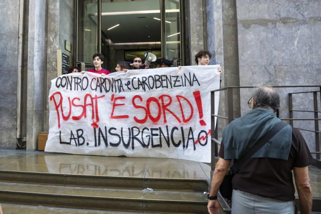 Activists Target Banks Over Cost-of-Living Crisis Activists from Insurgencia, together with the Argo and Kaos collectives, are organising a protest outside the Intesa Sanpaolo offices on Via Toledo in Naples. Some protesters are dressed as Spider-Man and are waving banners bearing the Neapolitan slogan ˜Pusate ™e sord!™. The activists accuse the banks of continuing to make excessive profits whilst ordinary people face growing financial hardship, and criticise the Meloni government for its response to the recent disruptions to fuel and food supplies. Napoli October 23 2026, ABP17337 Copyright: xAntonioxBalascox