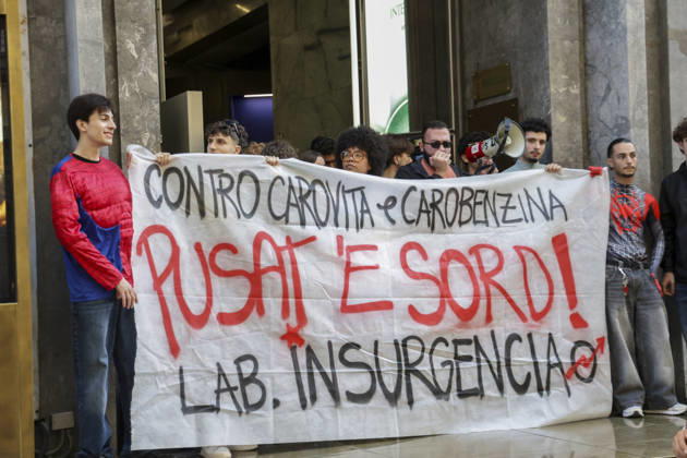 Activists Target Banks Over Cost-of-Living Crisis Activists from Insurgencia, together with the Argo and Kaos collectives, are organising a protest outside the Intesa Sanpaolo offices on Via Toledo in Naples. Some protesters are dressed as Spider-Man and are waving banners bearing the Neapolitan slogan ˜Pusate ™e sord!™. The activists accuse the banks of continuing to make excessive profits whilst ordinary people face growing financial hardship, and criticise the Meloni government for its response to the recent disruptions to fuel and food supplies. Napoli October 23 2026, ABP17382 Copyright: xAntonioxBalascox