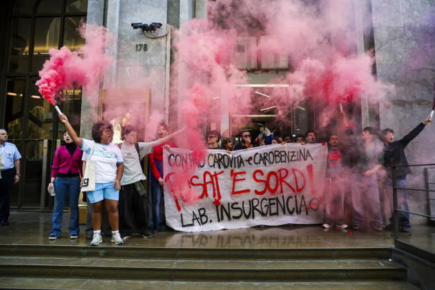 Activists Target Banks Over Cost-of-Living Crisis Activists from Insurgencia, together with the Argo and Kaos collectives, are organising a protest outside the Intesa Sanpaolo offices on Via Toledo in Naples. Some protesters are dressed as Spider-Man and are waving banners bearing the Neapolitan slogan ˜Pusate ™e sord!™. The activists accuse the banks of continuing to make excessive profits whilst ordinary people face growing financial hardship, and criticise the Meloni government for its response to the recent disruptions to fuel and food supplies. Napoli October 23 2026, ABP17456 Copyright: xAntonioxBalascox