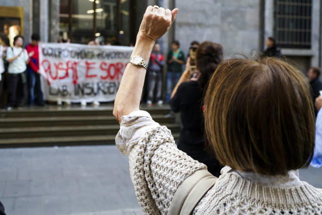 Activists Target Banks Over Cost-of-Living Crisis Activists from Insurgencia, together with the Argo and Kaos collectives, are organising a protest outside the Intesa Sanpaolo offices on Via Toledo in Naples. Some protesters are dressed as Spider-Man and are waving banners bearing the Neapolitan slogan ˜Pusate ™e sord!™. The activists accuse the banks of continuing to make excessive profits whilst ordinary people face growing financial hardship, and criticise the Meloni government for its response to the recent disruptions to fuel and food supplies. Napoli October 23 2026, ABP17518 Copyright: xAntonioxBalascox
