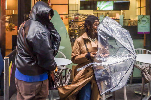 Image Licensed to Parsons Media. 23 10 2026. London, United Kingdom. Storm Austen Begins To Bite In London. People struggle in the winds at London ridge as storm Austen begins To bite In London.  Copyright: xMartynxWheatleyx xParsonsxMediax PAR-9274-0002