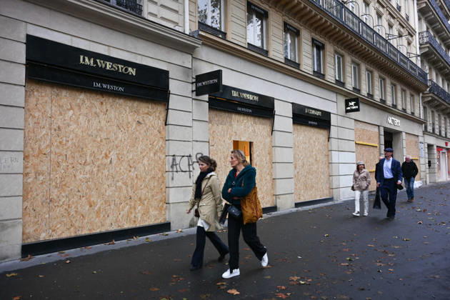 Stores Prepare for Demonstration - Paris Shopkeepers install wooden boards to barricade their shop windows in preparation for demonstration in Paris, France, on October 23, 2026. Photo by Ammar Abd Rabbo ABACAPRESS.COM Paris France  Copyright: xAbdxRabboxAmmar ABACAx