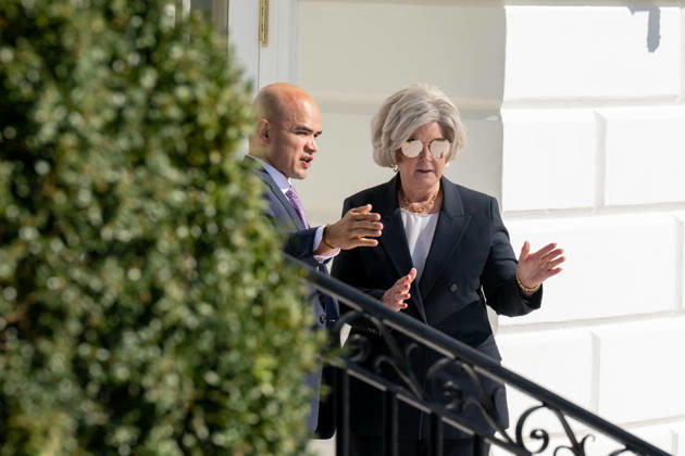 October 23, 2026, Washington, District Of Columbia, United States: White House Chief of Staff SUSIE WILES and WALT NAUTA point toward something from the White House ahead of President DONALD TRUMP™s departure for a political rally in Fort Myers, Florida. Washington United States - ZUMAk206 20261023_znp_k206_023 Copyright: xMattxKaminskyx