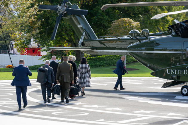 October 23, 2026, Washington, District Of Columbia, United States: White House staff members walk across the South Lawn toward Marine One ahead of President DONALD TRUMP™s departure for a political rally in Fort Myers, Florida. Washington United States - ZUMAk206 20261023_znp_k206_025 Copyright: xMattxKaminskyx