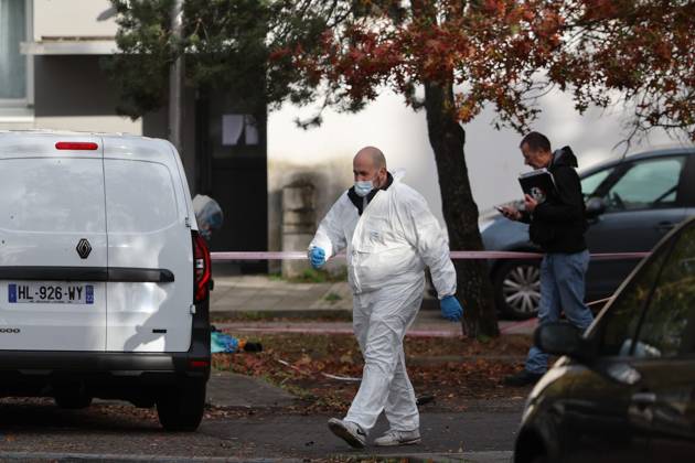SHOOTER IN TRAPPES PHOTO: PHOTOPQR, LE PARISIEN, Arnaud Journois, La Verrière, October 23, 2026 La Verrière, Yvelines, October 23, 2026 Shooting in Trappes here in La Verrière, where a 12-year-old child was wounded. Photo: Le Parisien, Arnaud Journois An armed man opened fire several times on Friday, October 23, in the towns of Trappes and La Verrière, in the Yvelines department, leaving one person dead and four seriously injured. A suspect was arrested after a shooting in a Paris suburb that left one person dead—an incident the minister called a terrorist crime. A gunman firing from a vehicle in a Paris suburb on Friday killed one person and wounded several others, including a 12-year-old girl, in what French authorities suspect may hav  Copyright: xPHOTOPQR LExPARISIEN MAXPPPxLexParisienx xArnaudxJournoisx 20261023LPA4641 20261023LPA4641