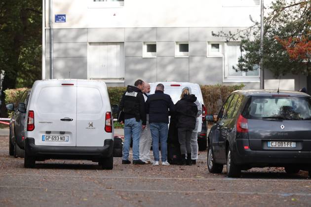 SHOOTER IN TRAPPES PHOTO: PHOTOPQR, LE PARISIEN, Arnaud Journois, La Verrière, October 23, 2026 La Verrière, Yvelines, October 23, 2026 Shooting in Trappes here in La Verrière, where a 12-year-old child was wounded. Photo: Le Parisien, Arnaud Journois An armed man opened fire several times on Friday, October 23, in the towns of Trappes and La Verrière, in the Yvelines department, leaving one person dead and four seriously injured. A suspect was arrested after a shooting in a Paris suburb that left one person dead—an incident the minister called a terrorist crime. A gunman firing from a vehicle in a Paris suburb on Friday killed one person and wounded several others, including a 12-year-old girl, in what French authorities suspect may hav  Copyright: xPHOTOPQR LExPARISIEN MAXPPPxLexParisienx xArnaudxJournoisx 20261023LPA4643 20261023LPA4643