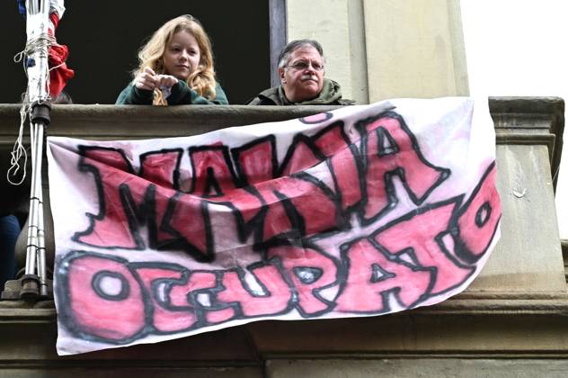 October 23, 2026, Florence, Italia, Italy: In front of the Machiavelli High School on Via Santo Spirito, a group of teachers held an open lesson on the street with megaphones and signs, addressing students leaning out of their windows and standing in front of the occupied school s door. Florence, October 23, 2026 Florence Italy  - ZUMAa289 20261023_zia_a289_109 Copyright: xAleandroxBiagiantix xAgfx