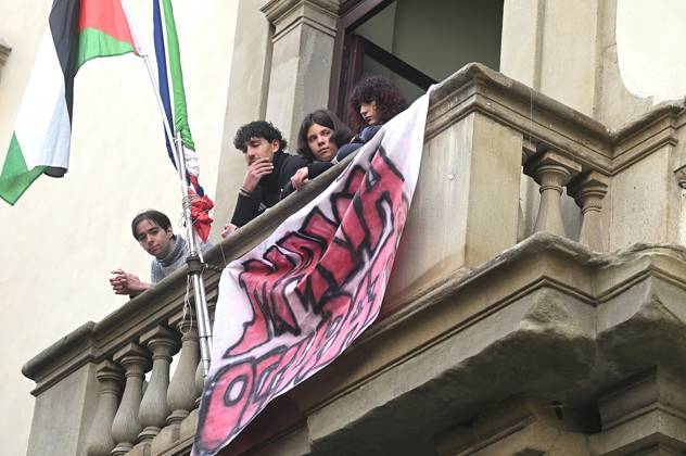 October 23, 2026, Florence, Italia, Italy: In front of the Machiavelli High School on Via Santo Spirito, a group of teachers held an open lesson on the street with megaphones and signs, addressing students leaning out of their windows and standing in front of the occupied school s door. Florence, October 23, 2026 Florence Italy  - ZUMAa289 20261023_zia_a289_111 Copyright: xAleandroxBiagiantix xAgfx