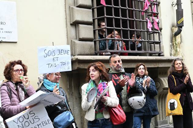 October 23, 2026, Florence, Italia, Italy: In front of the Machiavelli High School on Via Santo Spirito, a group of teachers held an open lesson on the street with megaphones and signs, addressing students leaning out of their windows and standing in front of the occupied school s door. Florence, October 23, 2026 Florence Italy  - ZUMAa289 20261023_zia_a289_116 Copyright: xAleandroxBiagiantix xAgfx