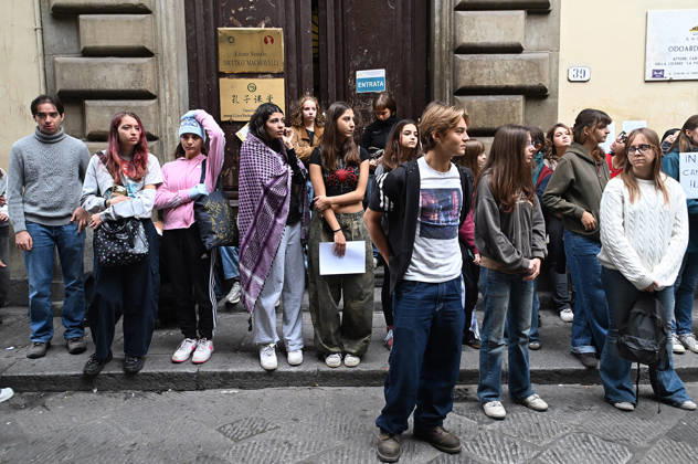 October 23, 2026, Florence, Italia, Italy: In front of the Machiavelli High School on Via Santo Spirito, a group of teachers held an open lesson on the street with megaphones and signs, addressing students leaning out of their windows and standing in front of the occupied school s door. Florence, October 23, 2026 Florence Italy  - ZUMAa289 20261023_zia_a289_120 Copyright: xAleandroxBiagiantix xAgfx
