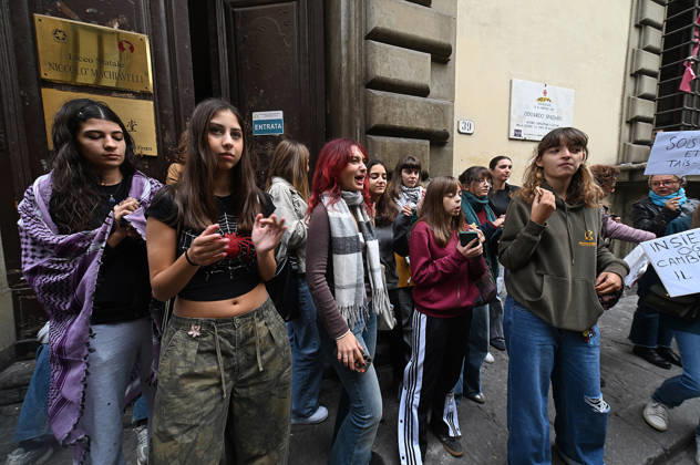 October 23, 2026, Florence, Italia, Italy: In front of the Machiavelli High School on Via Santo Spirito, a group of teachers held an open lesson on the street with megaphones and signs, addressing students leaning out of their windows and standing in front of the occupied school s door. Florence, October 23, 2026 Florence Italy  - ZUMAa289 20261023_zia_a289_125 Copyright: xAleandroxBiagiantix xAgfx