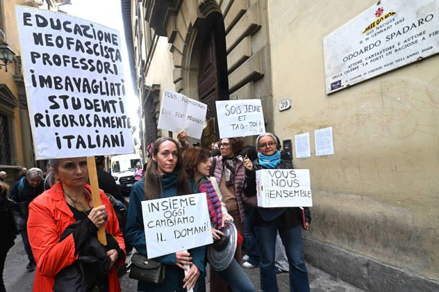 October 23, 2026, Florence, Italia, Italy: In front of the Machiavelli High School on Via Santo Spirito, a group of teachers held an open lesson on the street with megaphones and signs, addressing students leaning out of their windows and standing in front of the occupied school s door. Florence, October 23, 2026 Florence Italy  - ZUMAa289 20261023_zia_a289_128 Copyright: xAleandroxBiagiantix xAgfx