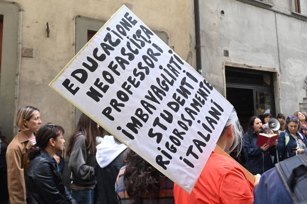 October 23, 2026, Florence, Italia, Italy: In front of the Machiavelli High School on Via Santo Spirito, a group of teachers held an open lesson on the street with megaphones and signs, addressing students leaning out of their windows and standing in front of the occupied school s door. Florence, October 23, 2026 Florence Italy  - ZUMAa289 20261023_zia_a289_129 Copyright: xAleandroxBiagiantix xAgfx