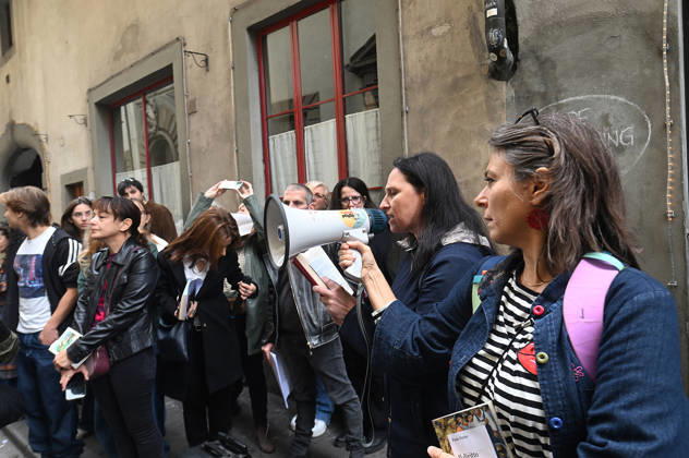 October 23, 2026, Florence, Italia, Italy: In front of the Machiavelli High School on Via Santo Spirito, a group of teachers held an open lesson on the street with megaphones and signs, addressing students leaning out of their windows and standing in front of the occupied school s door. Florence, October 23, 2026 Florence Italy  - ZUMAa289 20261023_zia_a289_132 Copyright: xAleandroxBiagiantix xAgfx