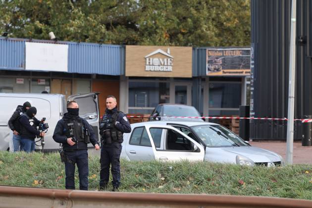 TRAPPES SHOOTER PHOTO PQR LE PARISIEN Le Parisien Arnaud Journois Coignières October 23, 2026 Coignières, Yvelines, October 23, 2026 Trappes Shooting The suspect’s car in Coignières Photo: Le Parisien Arnaud Journois Coignières, France, October 23, 2026 The car belonging to the suspect arrested following a shooting in Trappes, in the Yvelines region. The incident left one person dead and four others injured. An investigation is underway. Coignières, 78, France  Copyright: xPHOTOPQR LExPARISIEN MAXPPPxLexParisienx xArnaudxJournoisx 20261023LPA4782 20261023LPA4782