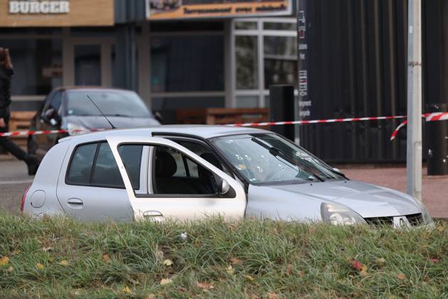 TRAPPES SHOOTER PHOTO PQR LE PARISIEN Le Parisien Arnaud Journois Coignières October 23, 2026 Coignières, Yvelines, October 23, 2026 Trappes Shooting The suspect’s car in Coignières Photo: Le Parisien Arnaud Journois Coignières, France, October 23, 2026 The car belonging to the suspect arrested following a shooting in Trappes, in the Yvelines region. The incident left one person dead and four others injured. An investigation is underway. Coignières, 78, France  Copyright: xPHOTOPQR LExPARISIEN MAXPPPxLexParisienx xArnaudxJournoisx 20261023LPA4783 20261023LPA4783