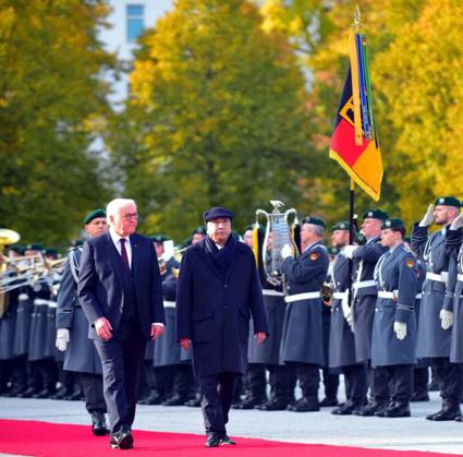 President of Pakistan Asif Ali Zardari and German President Frank-Walter Steinmeier Attend Welcome Ceremony in Berlin BERLIN, GERMANY - 23-Oct-2026: President of Pakistan, Asif Ali Zardari, and German President Frank-Walter Steinmeier jointly inspected a Guard of Honour during a formal state welcome ceremony in Berlin on Friday, October 23, 2026. The event symbolised the strengthening of diplomatic relations between the two nations. Taking place on a red carpet against the backdrop of vibrant autumn foliage, the ceremony featured a military band and soldiers lined up in formation, underscoring the significance of the occasion in fostering bilateral ties. (PPI Images). Berlin Pakistan Copyright: xThexprovidedxnewsxexcerptxdoesxnotxincludexanxauthorxname.x