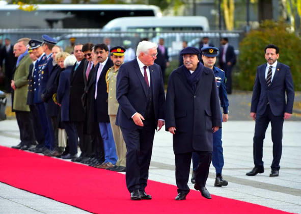 RECORD DATE NOT STATED President of Pakistan, Asif Ali Zardari inspects the Guard of Honour along with German President, Frank-Walter Steinmeier during the welcome ceremony held in Berlin on Friday, October 23, 2026. (PPI Images). EDITORIAL USE ONLY Copyright: xx SA-ZM-231026x ppiphotos490633