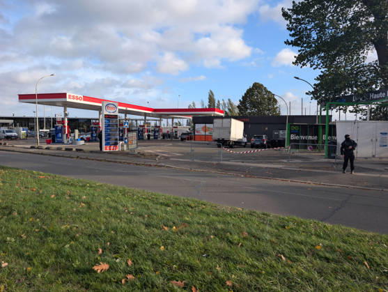 Police Investigate a Suspected Terrorist Shooting in Trappes and La Verrière - France Police officers and forensic experts conduct detailed site investigations at an Esso gas station along the N10 highway following a shooting across Trappes and neighboring La Verrière. The attack left one man dead and four others injured, including a 12-year-old girl who was critically wounded. France s National Anti-Terrorism Prosecutor s Office (PNAT) has opened an investigation after a gunman fired at bystanders from a vehicle before being arrested in nearby Coignières. Trappes, France, October 23, 2026. Photo by ABACAPRESS.COM Trappes Ile-de-France France  Copyright: xABACAx