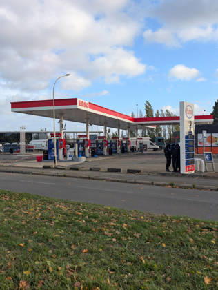 Police Investigate a Suspected Terrorist Shooting in Trappes and La Verrière - France Police officers and forensic experts conduct detailed site investigations at an Esso gas station along the N10 highway following a shooting across Trappes and neighboring La Verrière. The attack left one man dead and four others injured, including a 12-year-old girl who was critically wounded. France s National Anti-Terrorism Prosecutor s Office (PNAT) has opened an investigation after a gunman fired at bystanders from a vehicle before being arrested in nearby Coignières. Trappes, France, October 23, 2026. Photo by ABACAPRESS.COM Trappes Ile-de-France France  Copyright: xABACAx