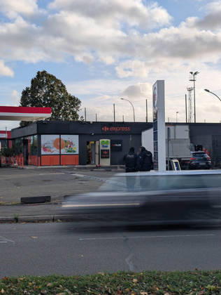 Police Investigate a Suspected Terrorist Shooting in Trappes and La Verrière - France Police officers and forensic experts conduct detailed site investigations at an Esso gas station along the N10 highway following a shooting across Trappes and neighboring La Verrière. The attack left one man dead and four others injured, including a 12-year-old girl who was critically wounded. France s National Anti-Terrorism Prosecutor s Office (PNAT) has opened an investigation after a gunman fired at bystanders from a vehicle before being arrested in nearby Coignières. Trappes, France, October 23, 2026. Photo by ABACAPRESS.COM Trappes Ile-de-France France  Copyright: xABACAx